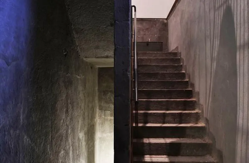 Staircase at Intriguing curved Hampton house, D2109 (photo 18)