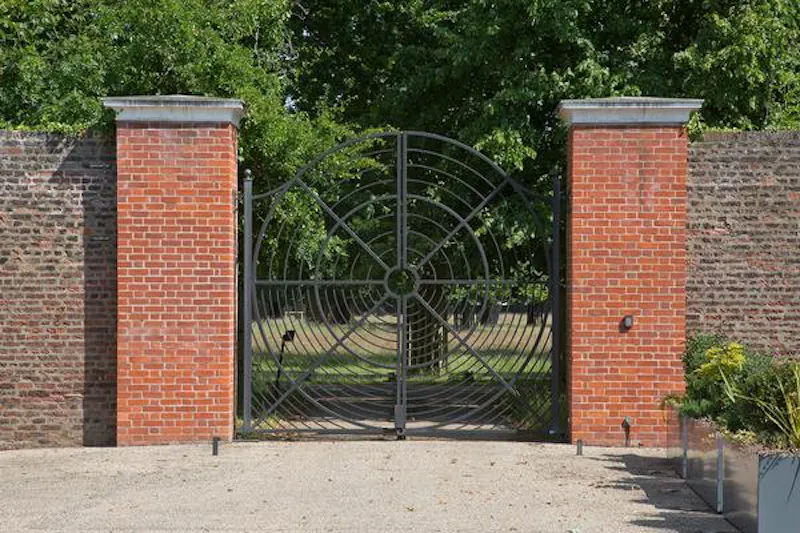 Gate at Intriguing curved Hampton house, D2109 (photo 42)