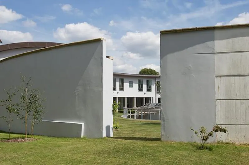Intriguing curved Hampton house, D2109 (photo 46)