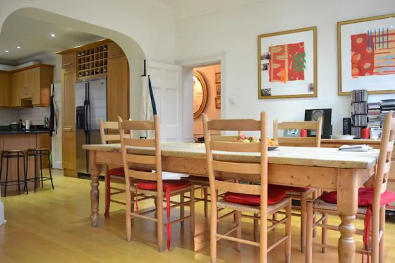 Dining room at White stucco Greenwich house, A1302 (photo 4)