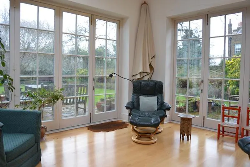 Conservatory at White stucco Greenwich house, A1302 (photo 21)