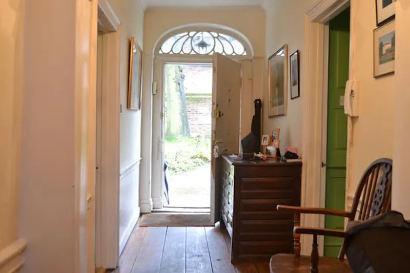 Entrance hall at White stucco Greenwich house, A1302 (photo 22)