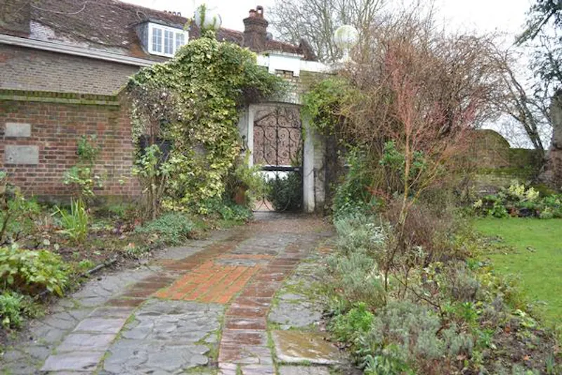 Gate at White stucco Greenwich house, A1302 (photo 38)