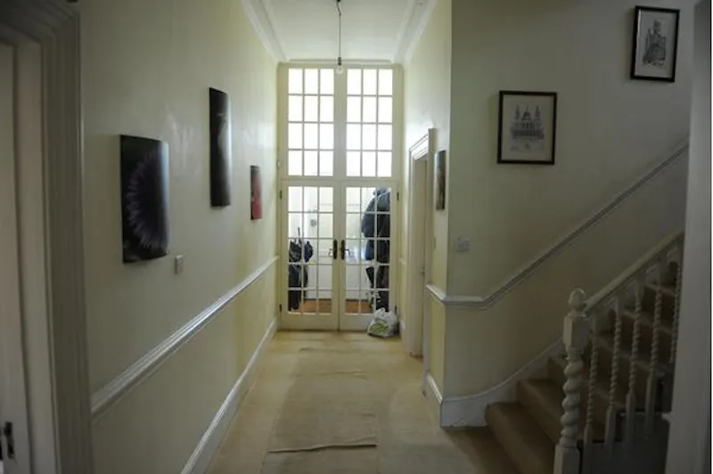 Entrance hall at Film location E374 in London (photo 2)