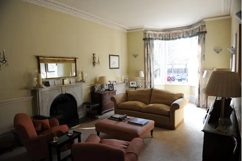 Fireplace at Film location E374 in London (photo 4)