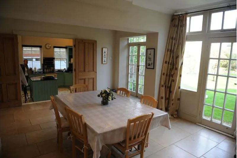 Dining room at Film location E374 in London (photo 15)
