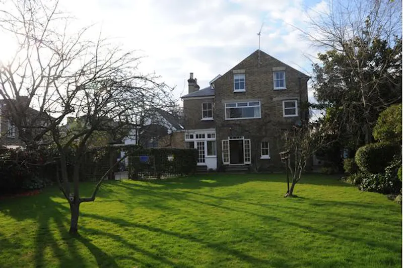 Garden at Film location E374 in London (photo 21)