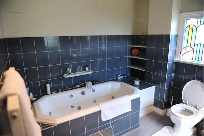Bathroom at Film location E374 in London (photo 31)