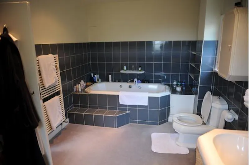 Bathroom at Film location E374 in London (photo 34)