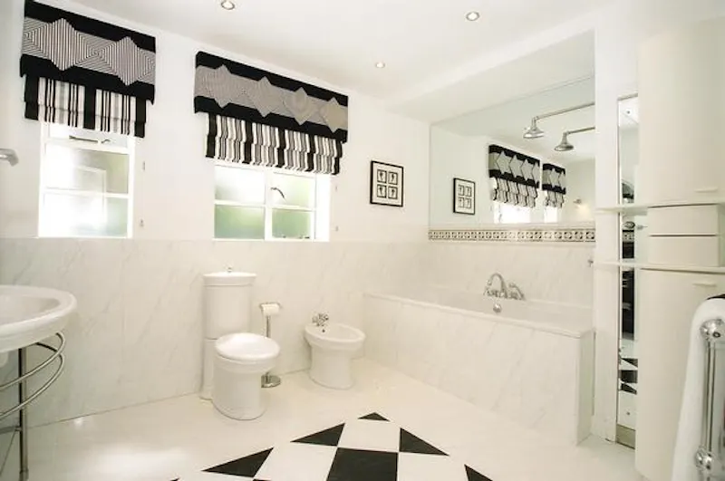 Bathroom at Sutton Coldfield deco house, D2190 (photo 27)