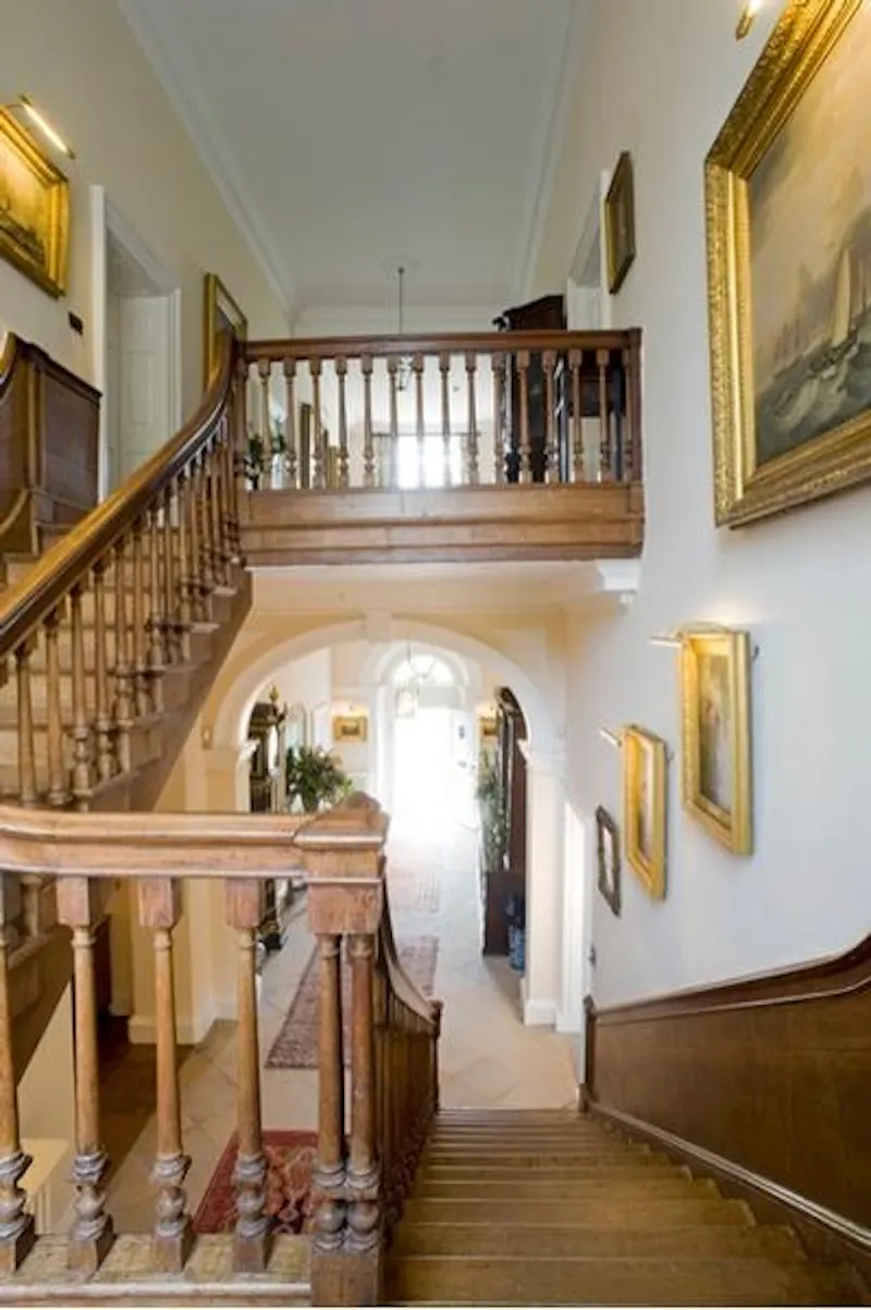 Entrance hall at Private country house in Whitchurch, A1299 (photo 8)