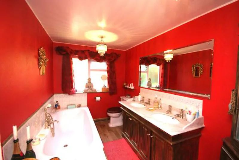 Bathroom at Film location C828 in Wiltshire (photo 15)