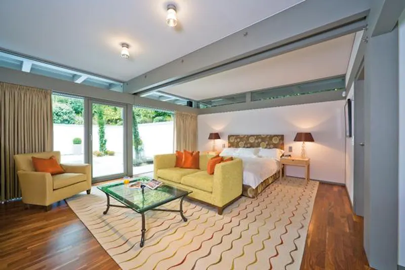Striking modern Weybridge house, K363 (photo 11)