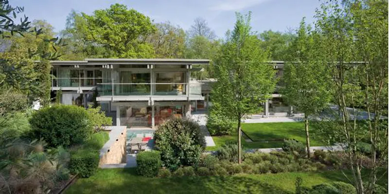 Garden at Striking modern Weybridge house, K363 (photo 17)
