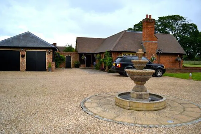 Driveway at Film location D2114 in Hertfordshire (photo 3)