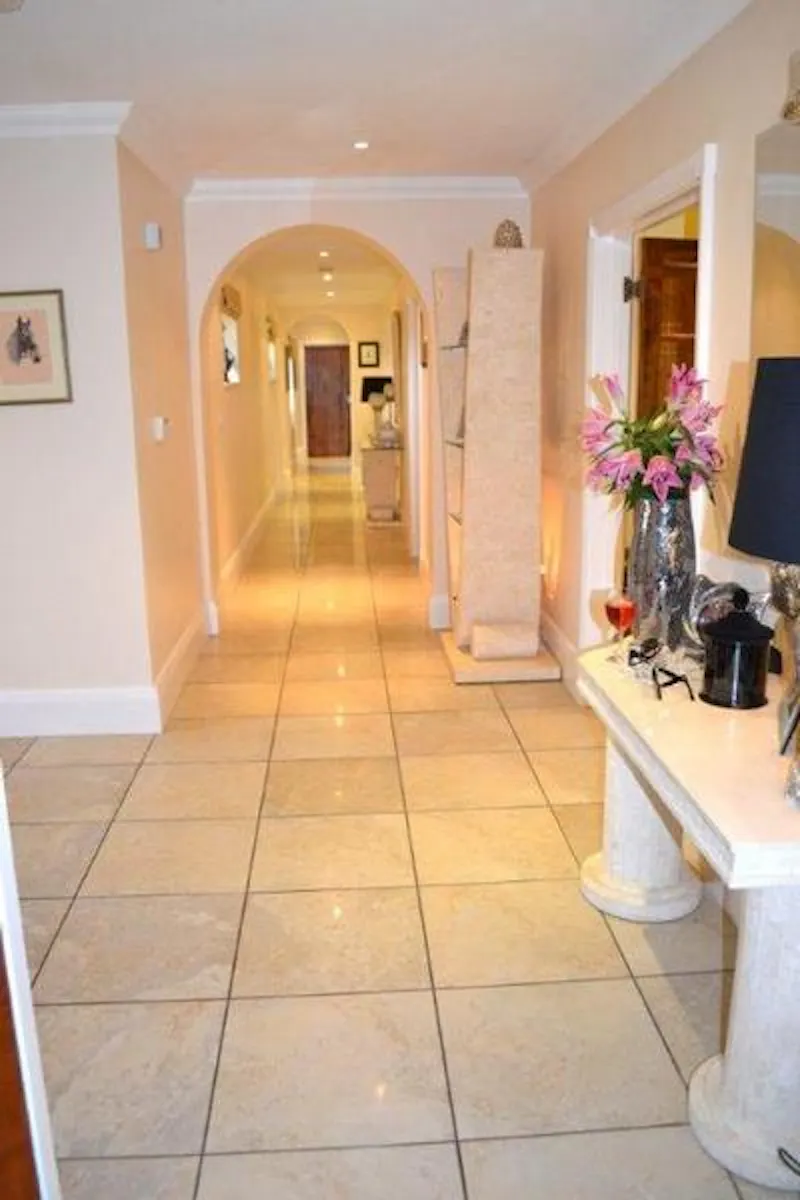 Entrance hall at Film location D2114 in Hertfordshire (photo 14)