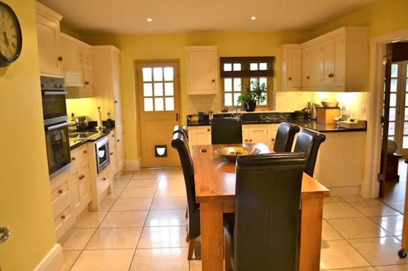 Kitchen at Film location D2114 in Hertfordshire (photo 16)
