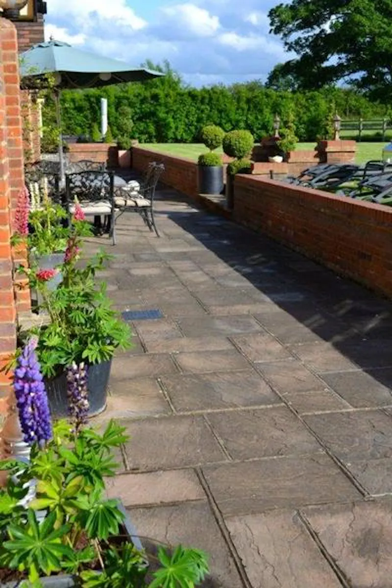 Terrace/Patio at Film location D2114 in Hertfordshire (photo 23)