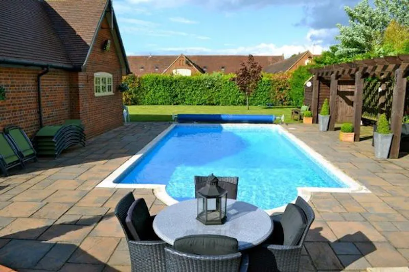 Swimming pool - outdoor at Film location D2114 in Hertfordshire (photo 26)