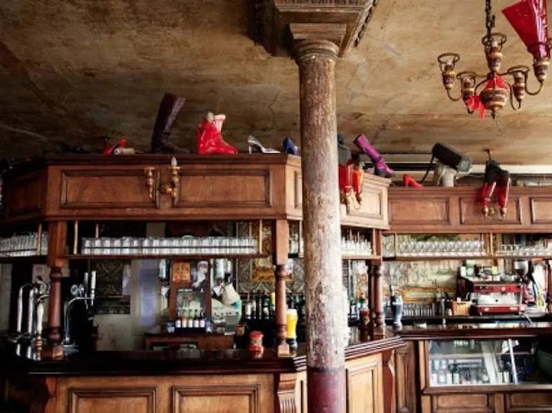 Eclectic Stepney tavern, R773 (photo 2)