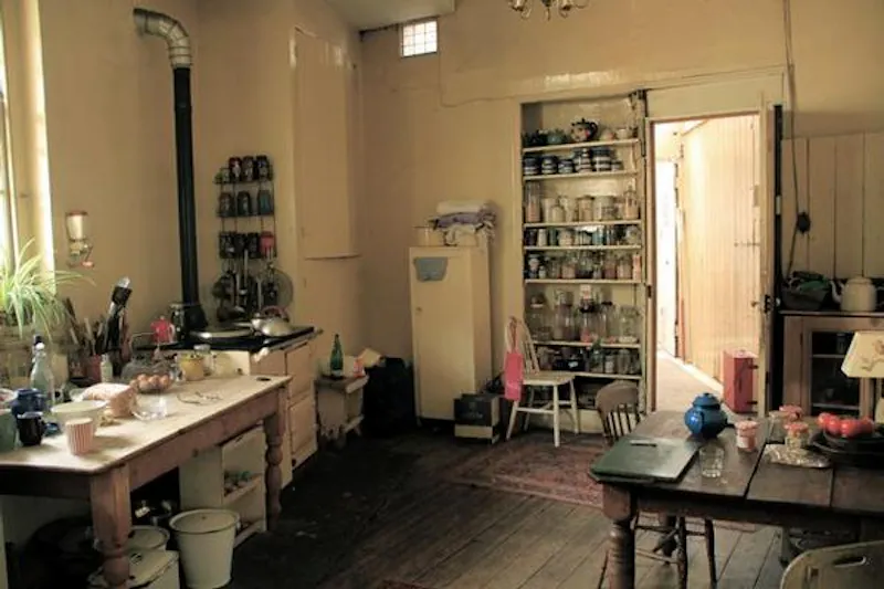 Eclectic Stepney tavern, R773 (photo 15)