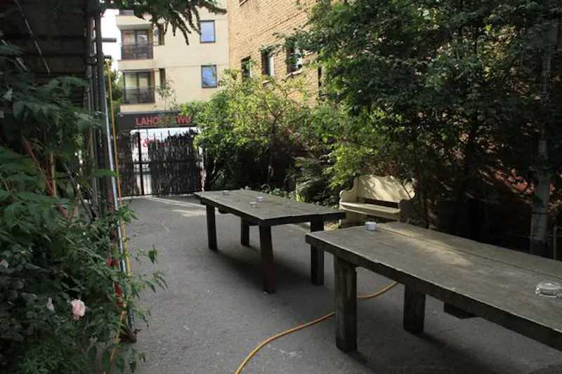 Eclectic Stepney tavern, R773 (photo 26)