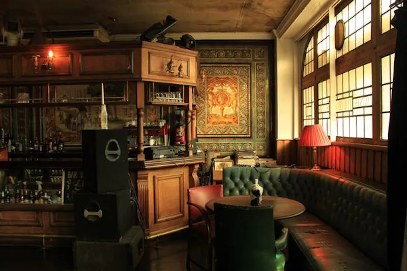 Eclectic Stepney tavern, R773 (photo 27)