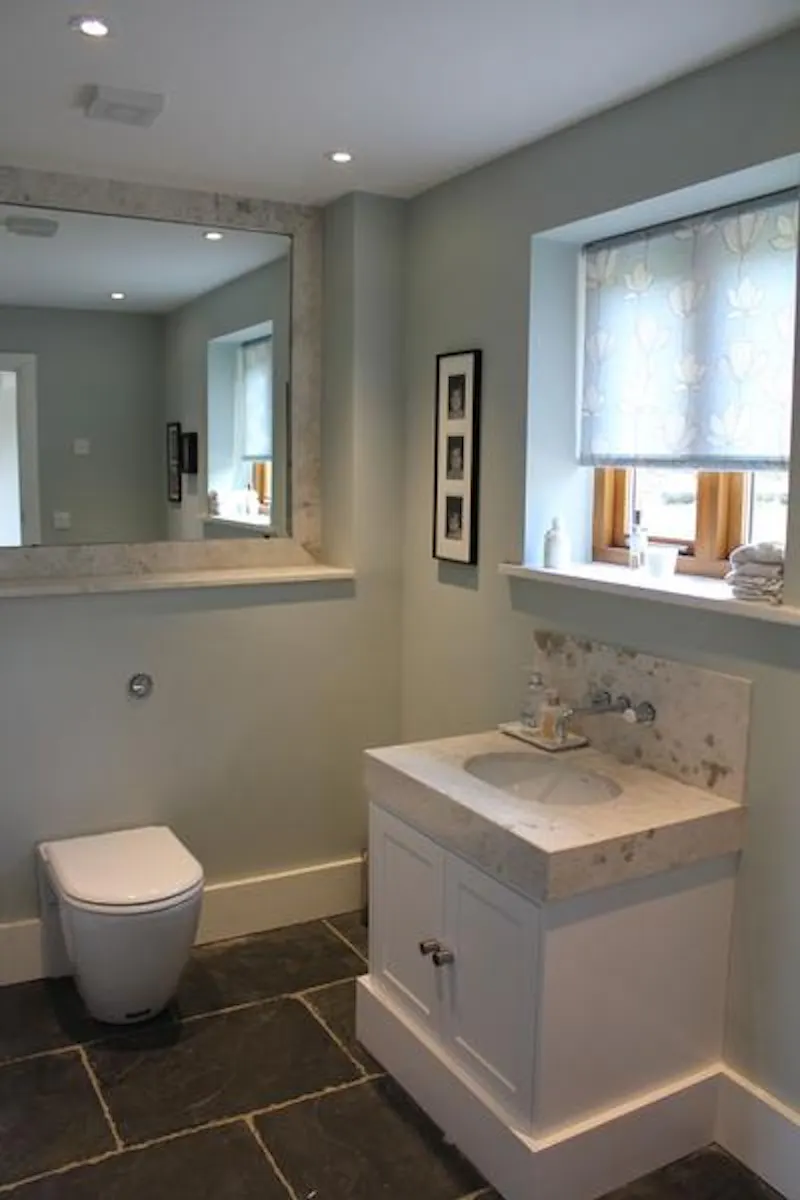 Bathroom at Film location L640 in Hampshire (photo 11)