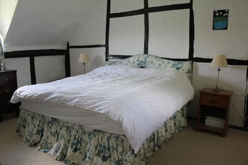 Bedroom at Film location L640 in Hampshire (photo 12)