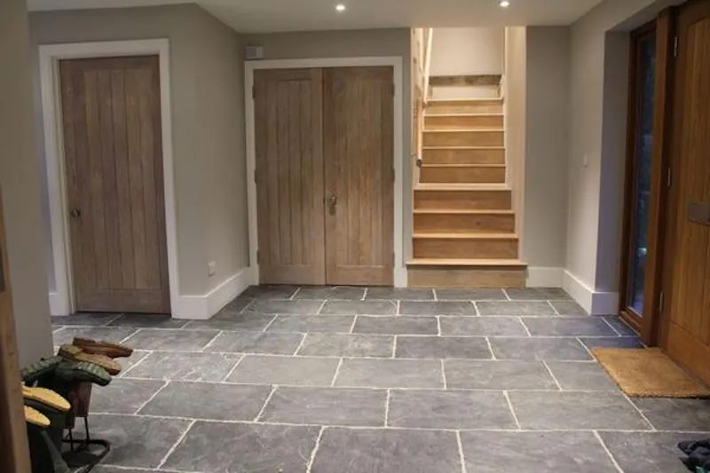 Entrance hall at Film location L640 in Hampshire (photo 14)