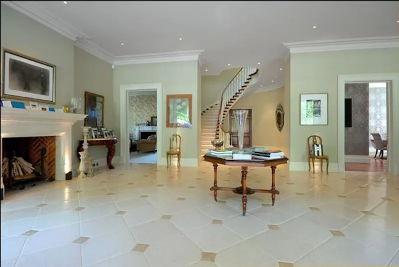 Entrance hall at Scenic chateau in Haslemere, A1300 (photo 2)