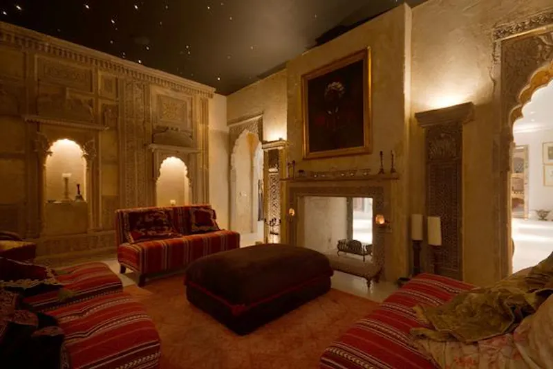 Drawing room at Scenic chateau in Haslemere, A1300 (photo 3)