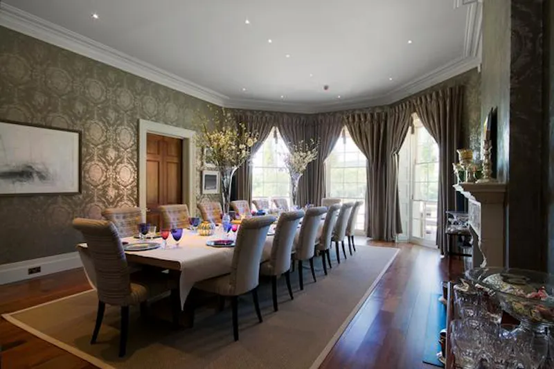 Dining room at Scenic chateau in Haslemere, A1300 (photo 4)