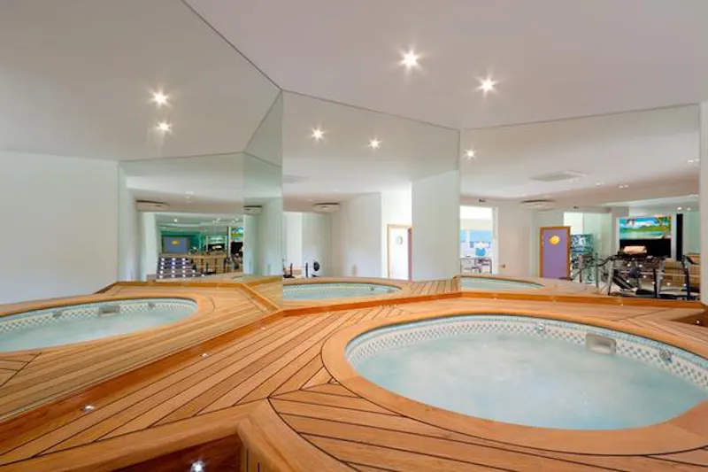 Jacuzzi at Scenic chateau in Haslemere, A1300 (photo 8)