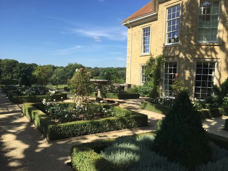 Garden - formal at Scenic chateau in Haslemere, A1300 (photo 15)