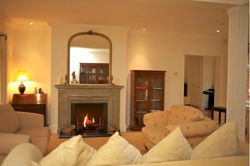 Living Room at Film location D2117 in Surrey (photo 2)