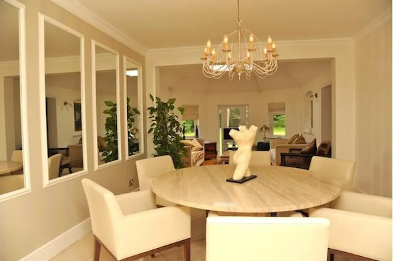 Dining room at Film location D2117 in Surrey (photo 5)