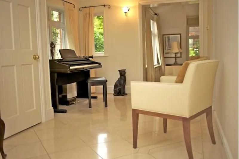 Piano at Film location D2117 in Surrey (photo 6)