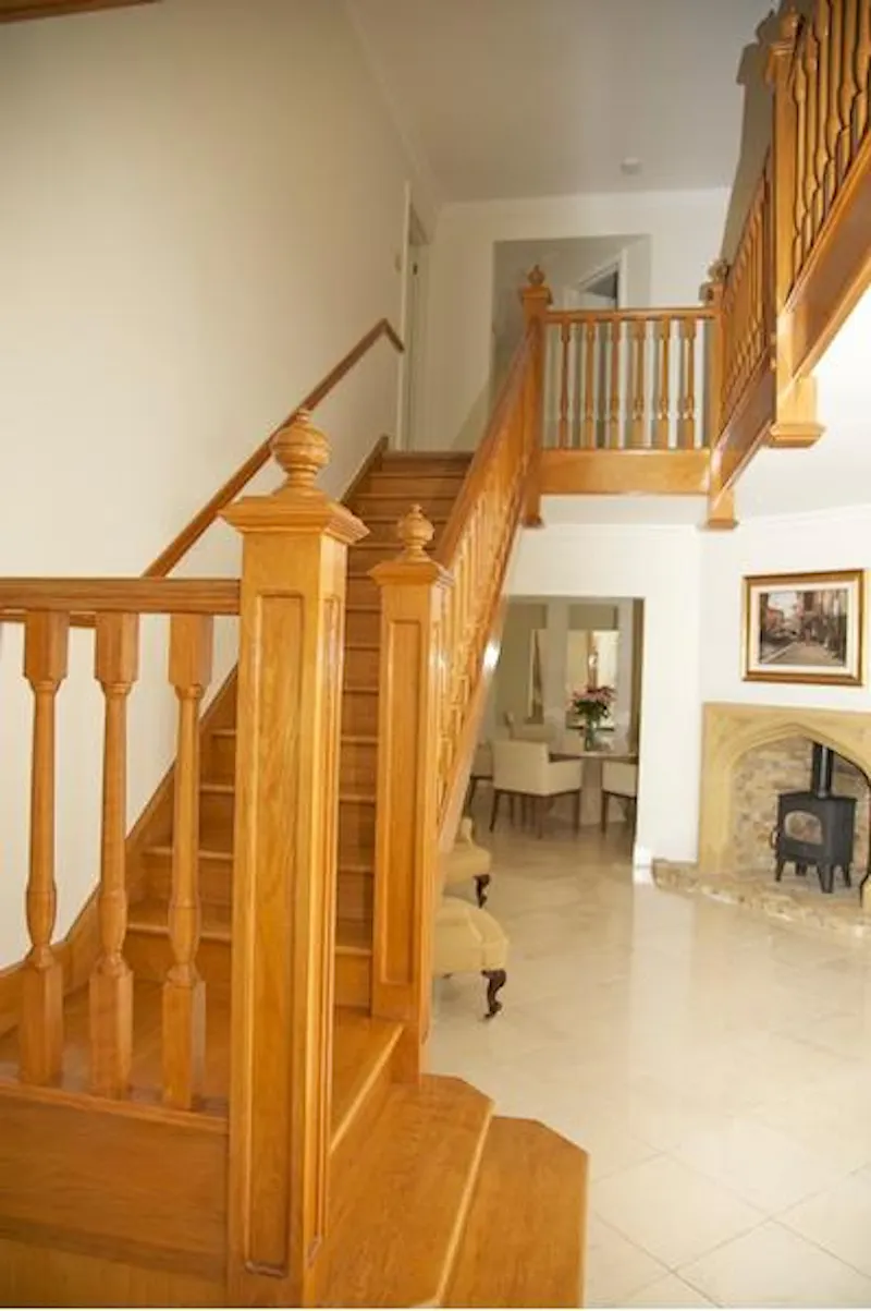 Staircase at Film location D2117 in Surrey (photo 10)
