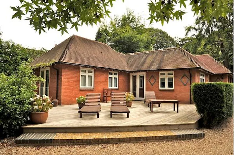 Summer house at Film location D2117 in Surrey (photo 14)