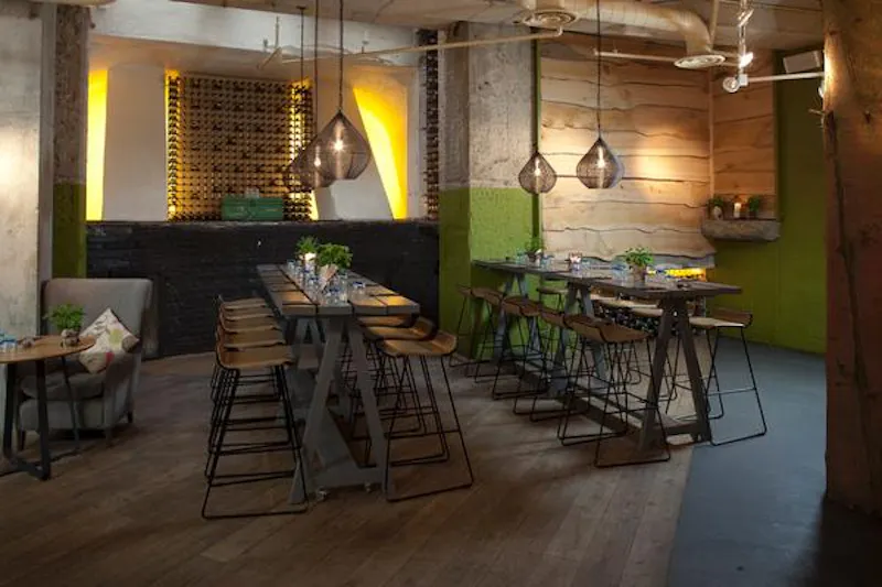 City restaurant and bar, R775 (photo 3)