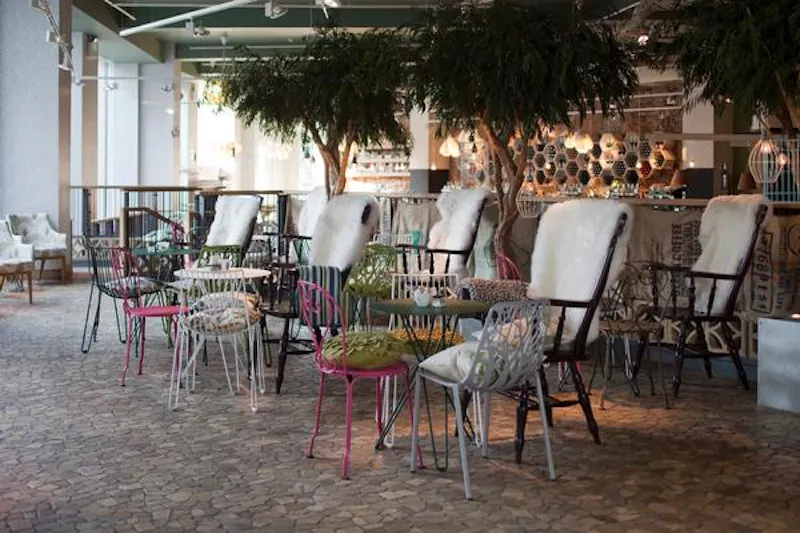 City restaurant and bar, R775 (photo 4)