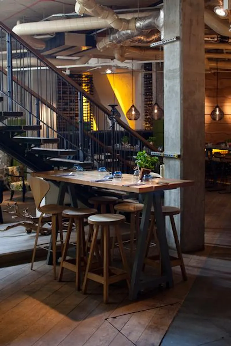 City restaurant and bar, R775 (photo 5)
