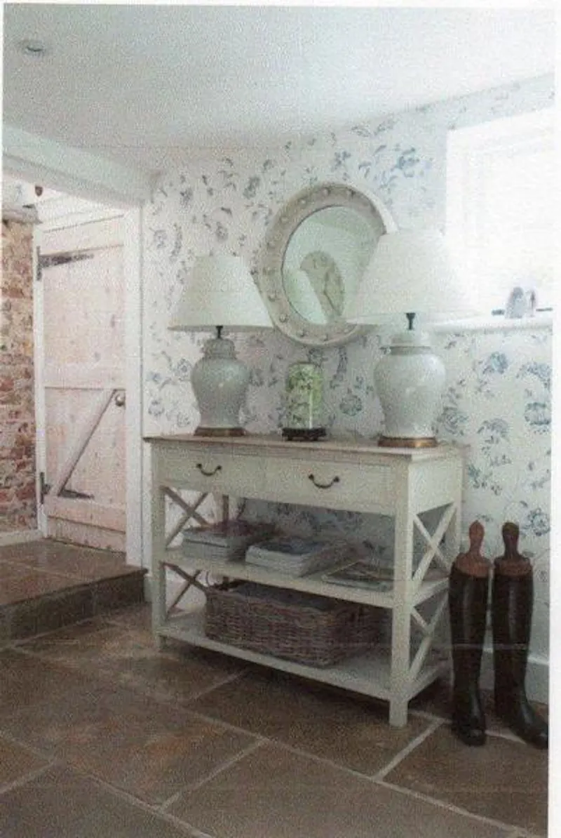 Entrance hall at Film location C829 in East Sussex (photo 2)
