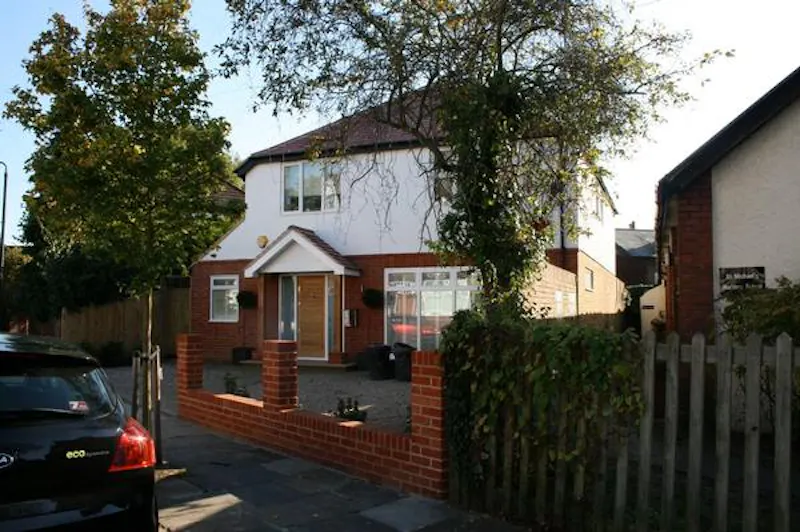 Driveway at Film location D2121 in London (photo 1)