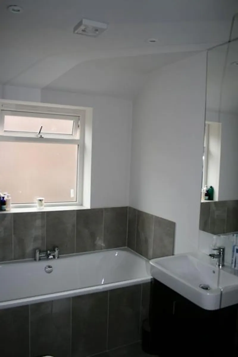 Bathroom at Film location D2121 in London (photo 12)