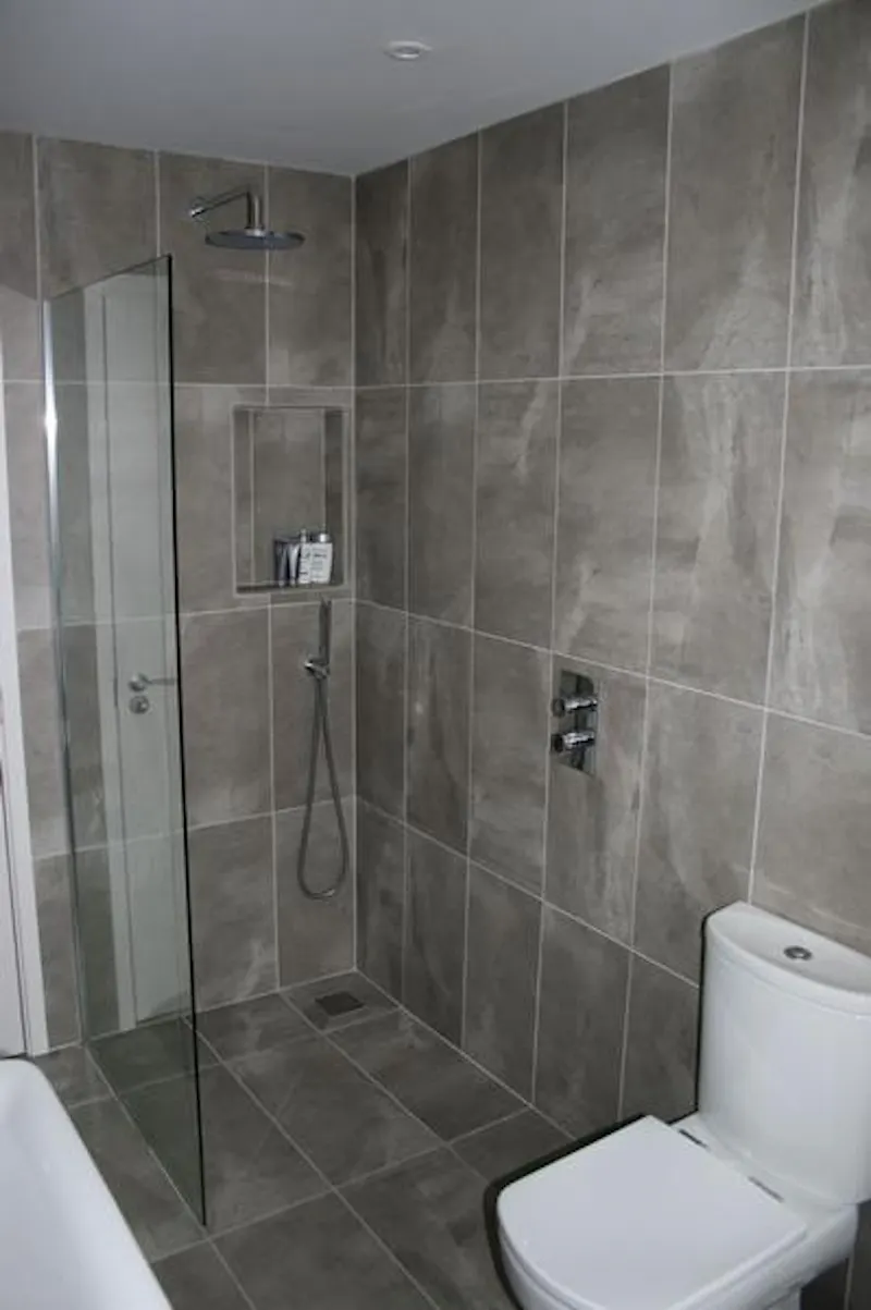 Shower at Film location D2121 in London (photo 13)