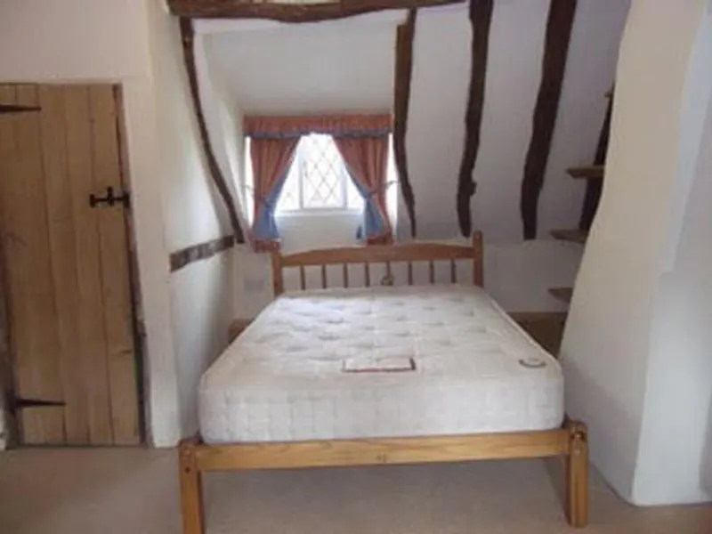 Bedroom at Film location C832 in Buckinghamshire (photo 9)