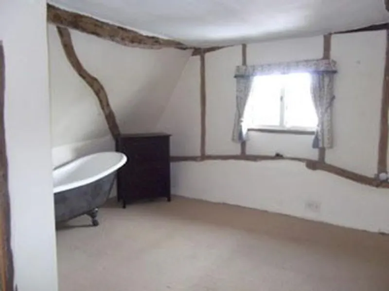 Bathroom at Film location C832 in Buckinghamshire (photo 13)