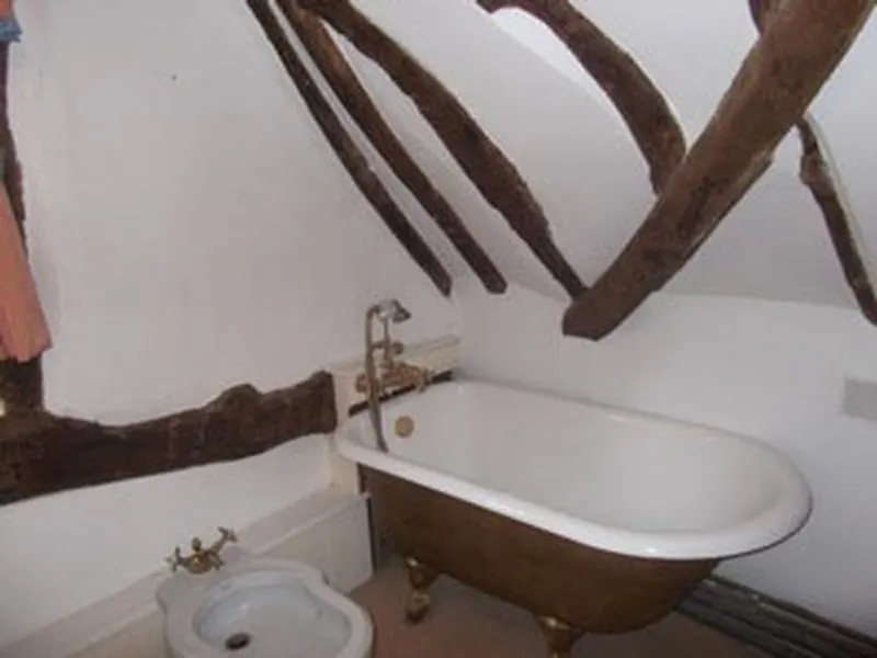 Bath - rolltop at Film location C832 in Buckinghamshire (photo 17)